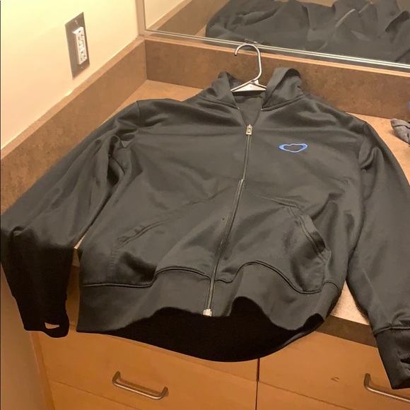 Oakley Black ZIP up - Picture 2 of 2